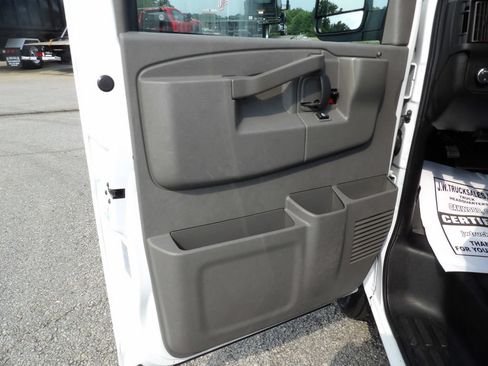 Used 2022 GMC Savana 2500 RWD image 14