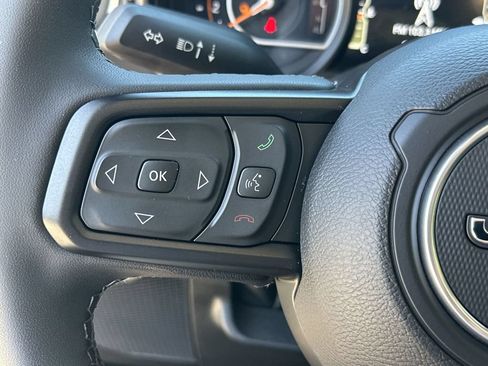 Used 2025 Jeep Gladiator Sport AWD/4WD image 19