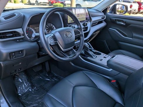 Used 2023 Toyota Highlander XLE image 9