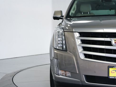 Used 2018 Cadillac Escalade Premium Luxury image 3