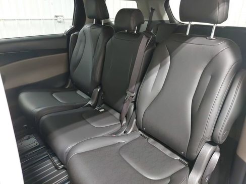 New 2026 Kia Carnival LXS image 15