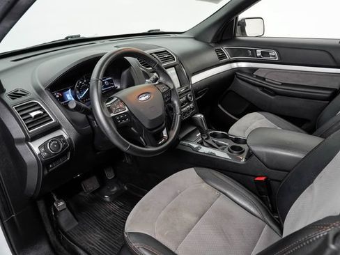 Used 2017 Ford Explorer XLT w/ Equipment Group 202A FWD image 4