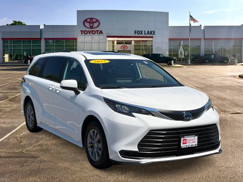 Used 2025 Toyota Sienna LE AWD/4WD image 7