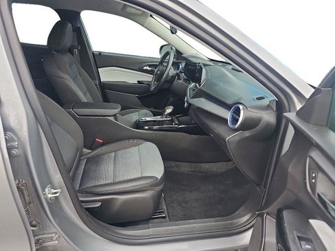 Used 2025 Chevrolet Trax LT w/ LT Convenience Package FWD image 10