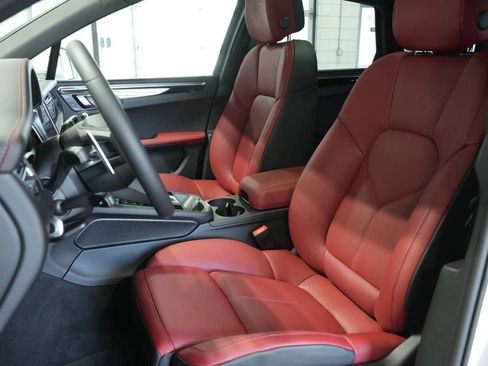 Certified 2025 Porsche Macan AWD/4WD image 5