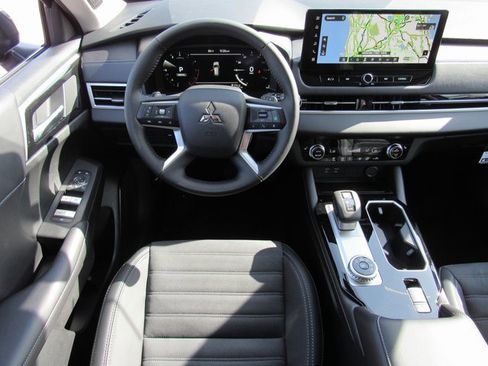 New 2025 Mitsubishi Outlander SE image 11