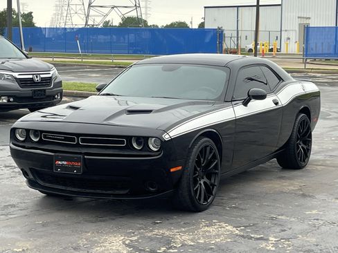 Used 2018 Dodge Challenger SXT RWD image 5