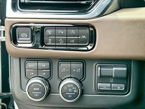 Used 2025 GMC Yukon Denali Ultimate AWD/4WD image 13