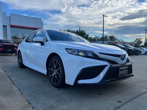 Used 2024 Toyota Camry SE FWD image 1