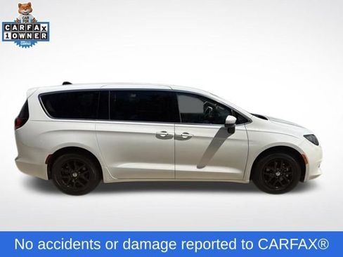 Used 2022 Chrysler Voyager LX FWD image 2