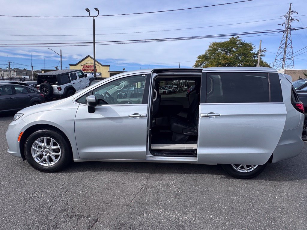 Used 2023 Chrysler Pacifica Touring-L FWD image 5