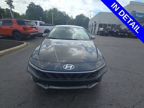 Used 2024 Hyundai Elantra SE FWD image 2