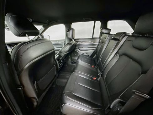 Used 2025 Jeep Grand Cherokee Limited RWD image 29