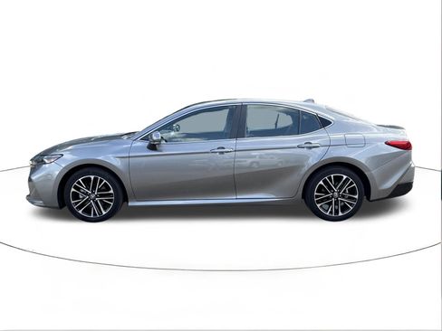 Used 2025 Toyota Camry XLE FWD image 6