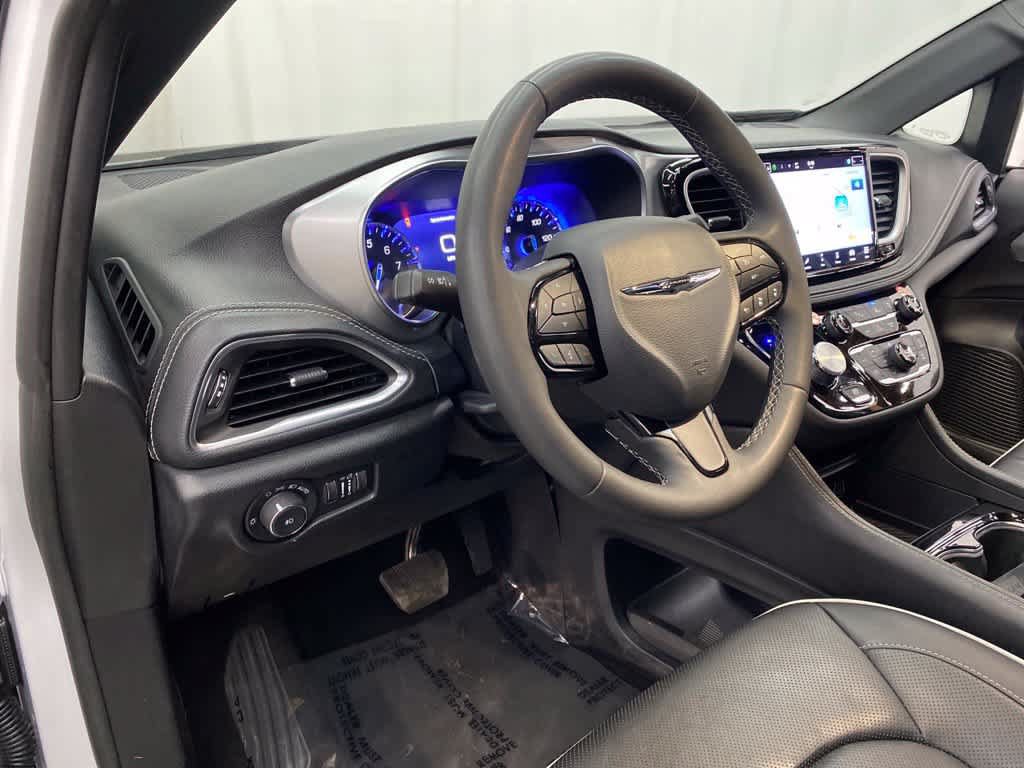 Used 2025 Chrysler Pacifica Limited FWD image 2