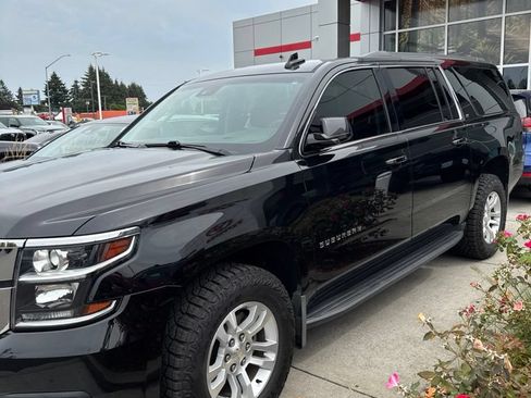 Used 2018 Chevrolet Suburban LT w/ Luxury Package AWD/4WD image 9