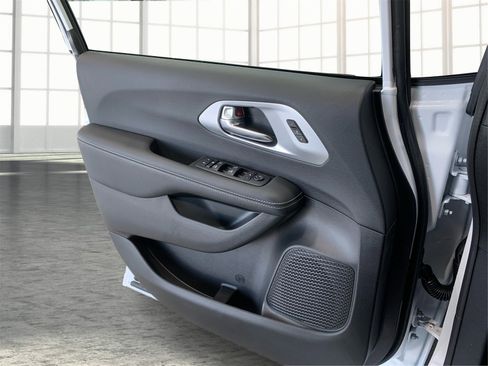 Used 2025 Chrysler Pacifica Limited image 19