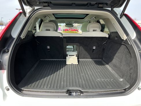 Used 2022 Volvo XC60 B5 Momentum image 15