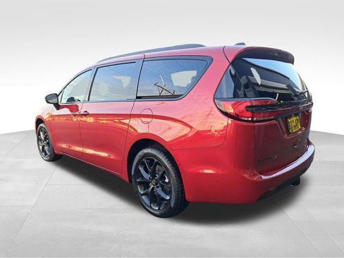 New 2026 Chrysler Pacifica Limited w/ Uconnect Theater Family Group AWD/4WD image 3