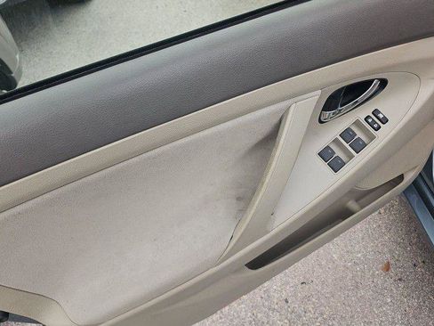 Used 2010 Toyota Camry SE FWD image 4