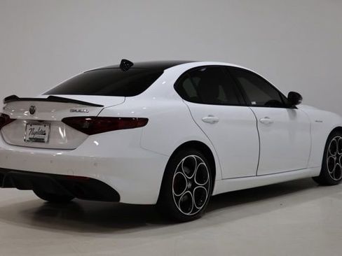Used 2023 Alfa Romeo Giulia Veloce AWD/4WD image 7
