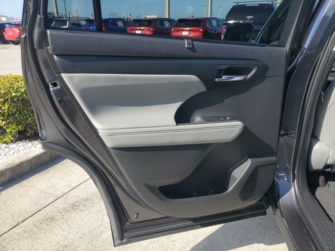 Used 2024 Toyota Highlander XLE FWD image 13