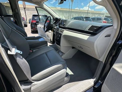 Used 2010 Volkswagen Routan SE FWD image 32