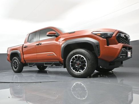 Certified 2025 Toyota Tacoma TRD Off-Road image 31