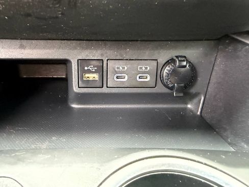 Used 2024 Toyota Highlander LE FWD image 28