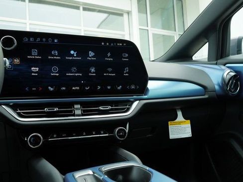 New 2025 Chevrolet Equinox EV LT image 16