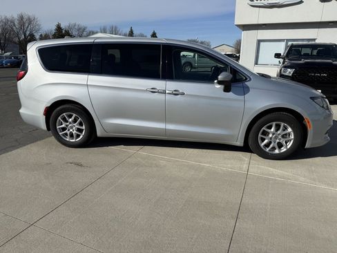 Used 2023 Chrysler Voyager LX image 9