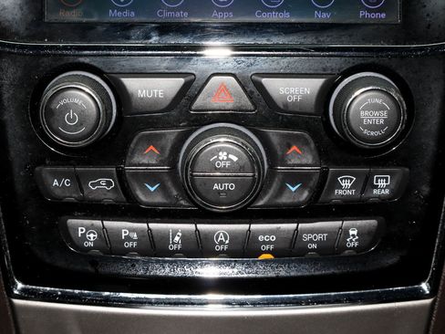 Used 2019 Jeep Grand Cherokee Overland AWD/4WD image 24