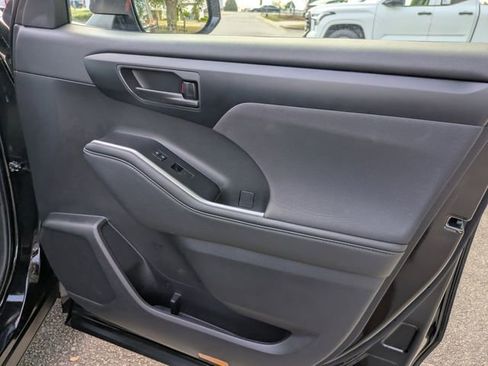 Certified 2025 Toyota Highlander LE FWD image 30