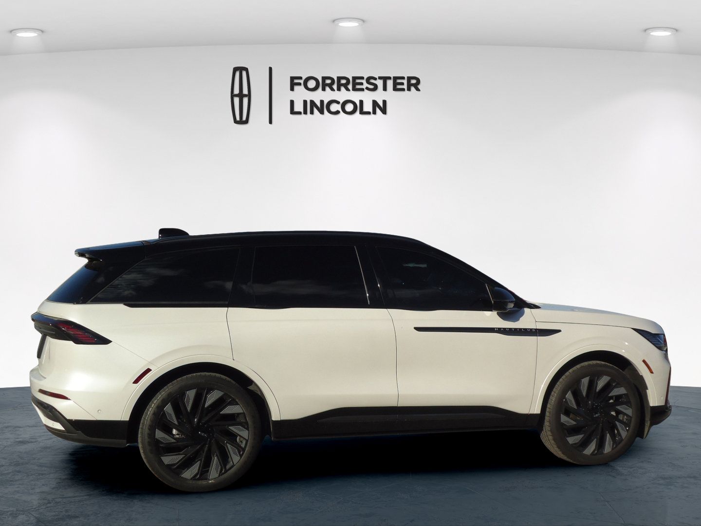 Used 2024 Lincoln Nautilus Reserve w/ Equipment Group 202A AWD/4WD image 2