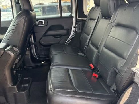 Used 2019 Jeep Wrangler Unlimited Sahara image 6