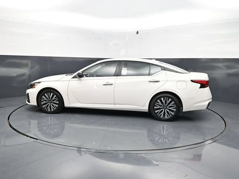 Used 2025 Nissan Altima 2.5 SV FWD image 4