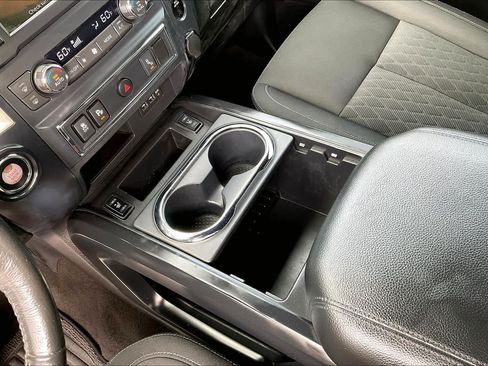 Used 2019 Nissan Titan SV w/ SV Convenience Package RWD image 15