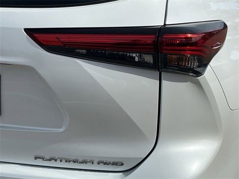 Used 2022 Toyota Highlander Platinum image 7
