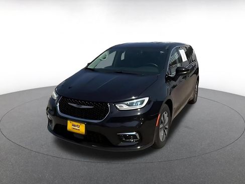 Used 2023 Chrysler Pacifica Touring-L FWD image 7