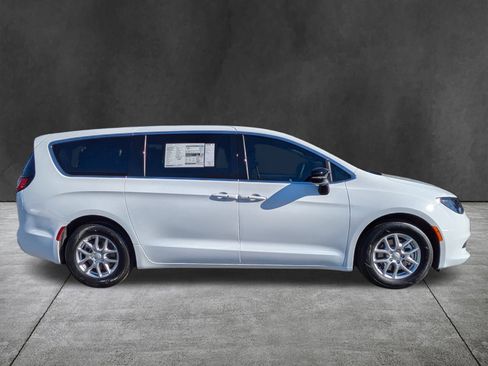 New 2026 Chrysler Voyager LX image 3