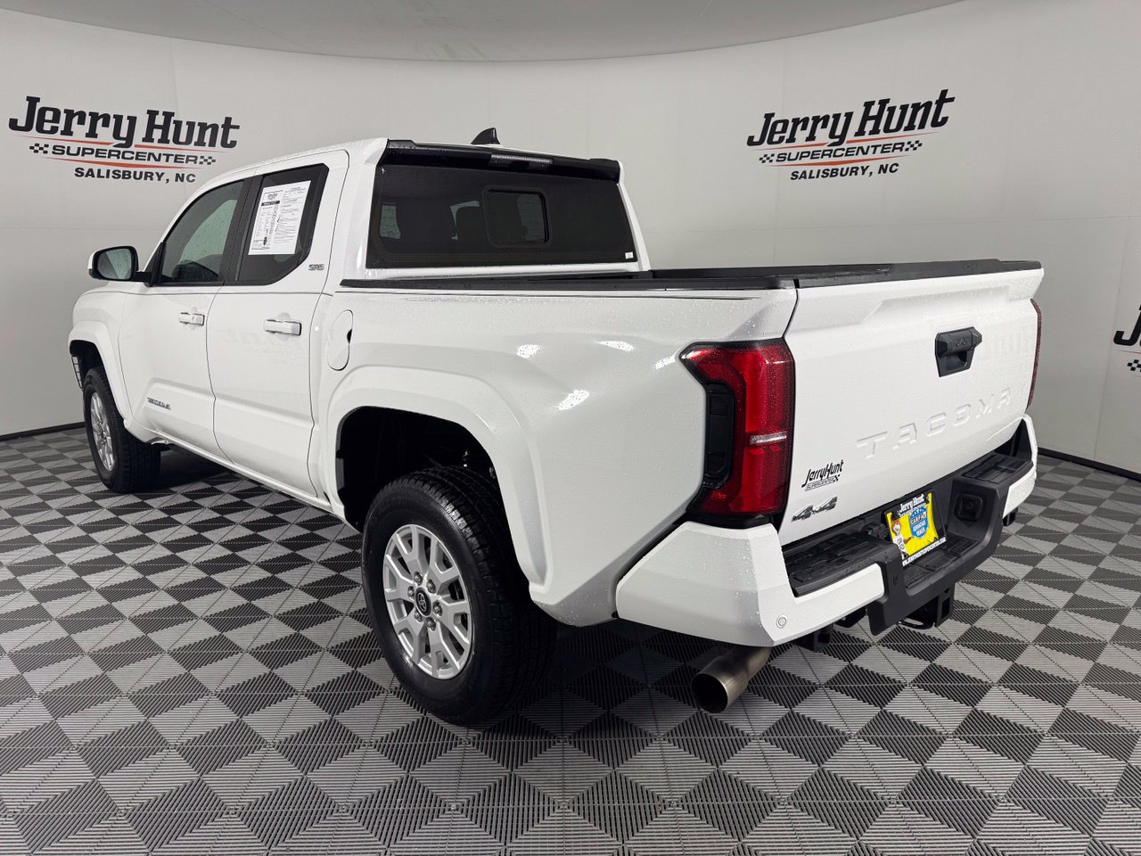 Used 2024 Toyota Tacoma SR5 AWD/4WD image 7