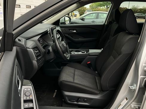 Used 2025 Nissan Rogue SV image 10