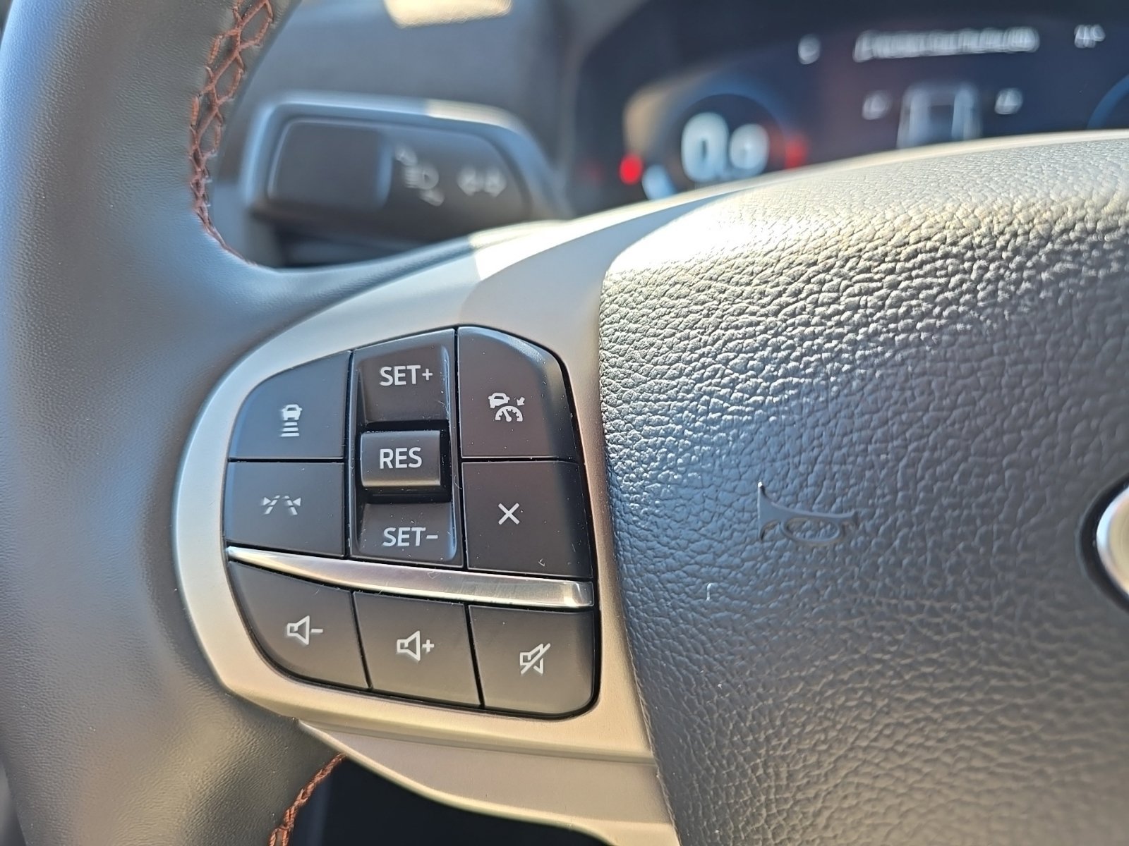 Used 2025 Ford Explorer Active RWD image 21