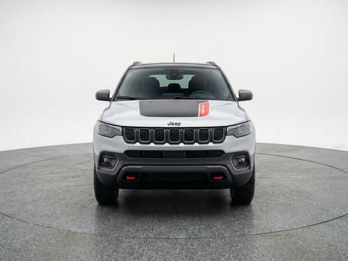 Used 2025 Jeep Compass Trailhawk AWD/4WD image 2