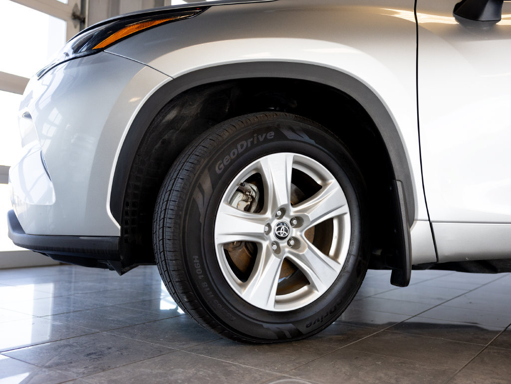 Used 2024 Toyota Highlander LE AWD/4WD image 9
