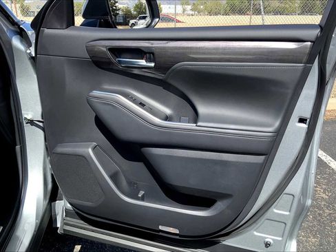 Used 2025 Toyota Highlander Platinum image 19
