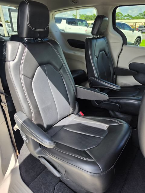 Used 2023 Chrysler Pacifica Touring-L FWD image 24