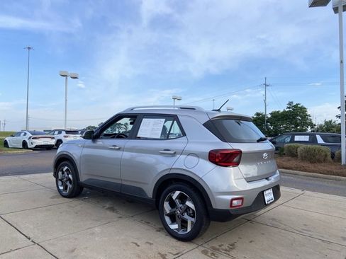 Used 2025 Hyundai Venue SEL FWD image 8