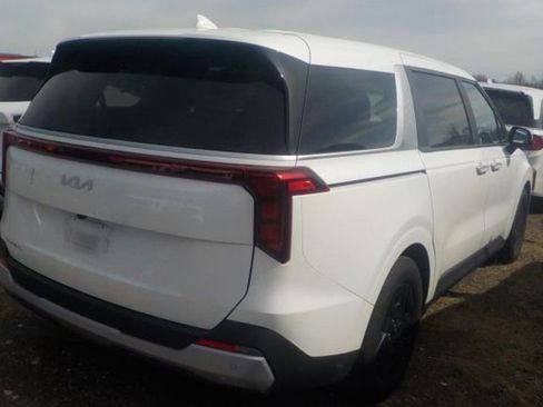 Used 2025 Kia Carnival image 2