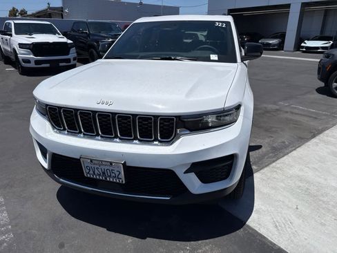 Used 2025 Jeep Grand Cherokee Laredo X RWD image 3